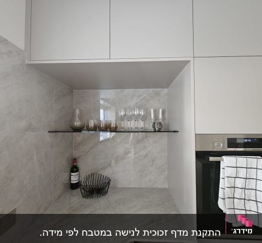 מדף זכוכית עם כוסות במטבח מודרני